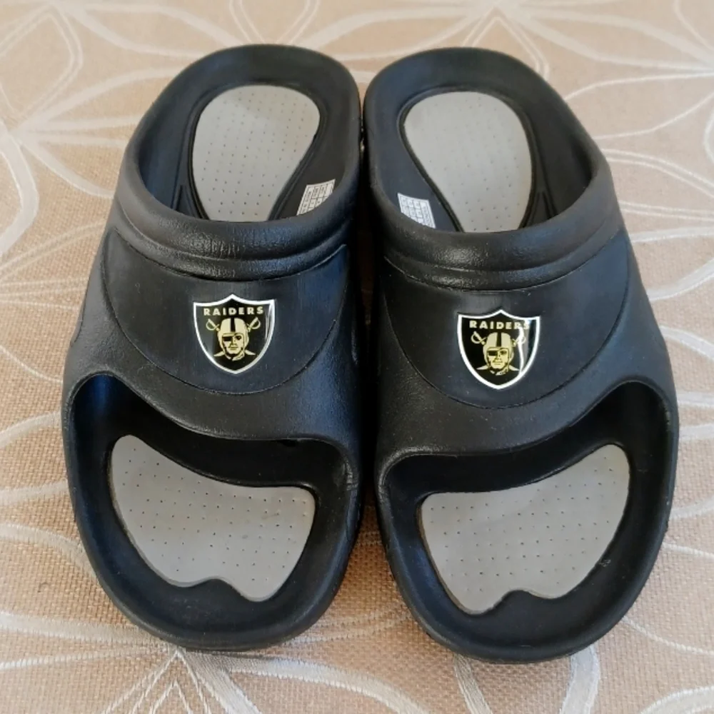 Oakland Raiders Slip On's!